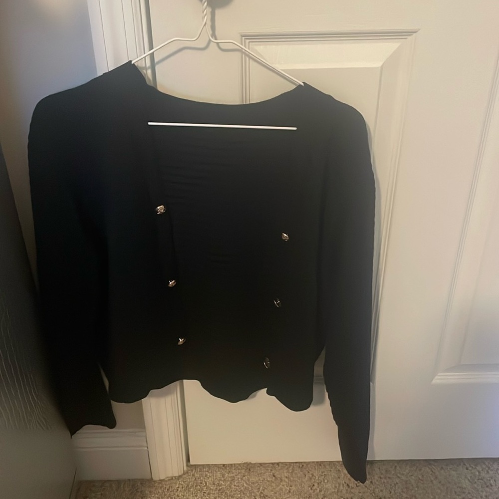 Black ribbed crop sweater with golden buttons